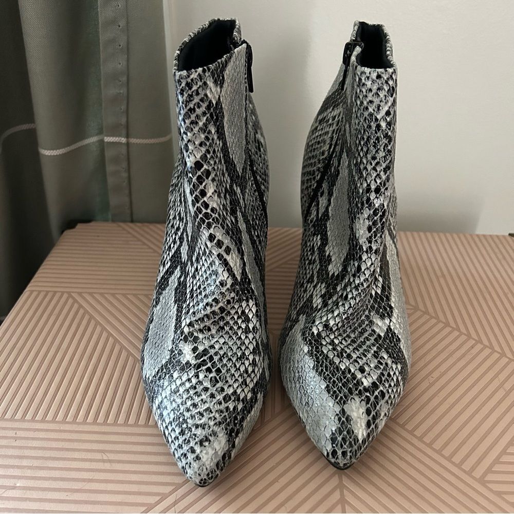 Worthington Heeled Ankle Booties Faux Snakeskin Gray Black White Lorna Casual - Picture 2 of 12